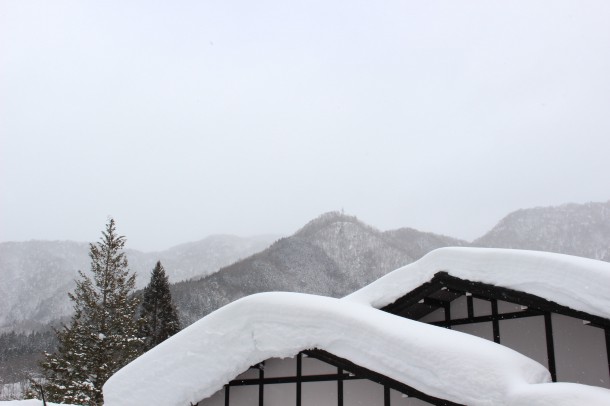 ひだ路と小さな雪ん子。