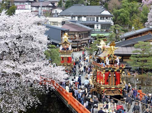 本日は春の高山祭です