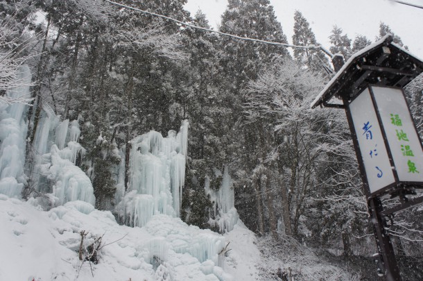 「青だるに降る雪」