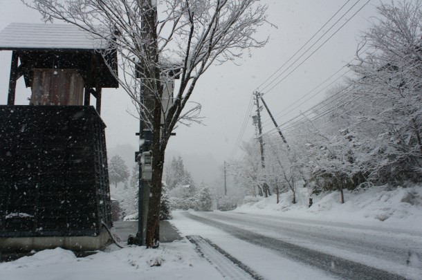 「青だるに降る雪」